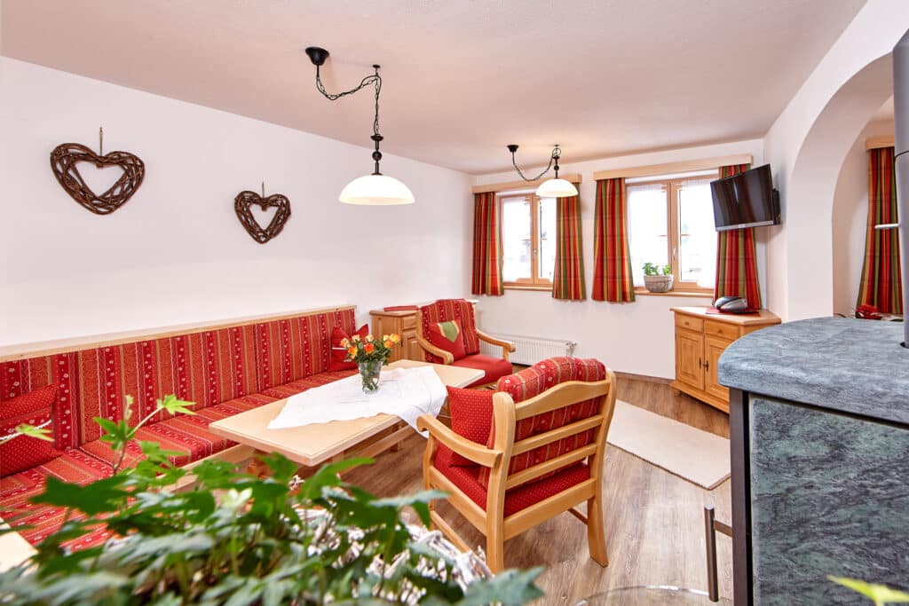 Blick in den Wohnbereich mit Kaminofen_Landhaus Bergliebe