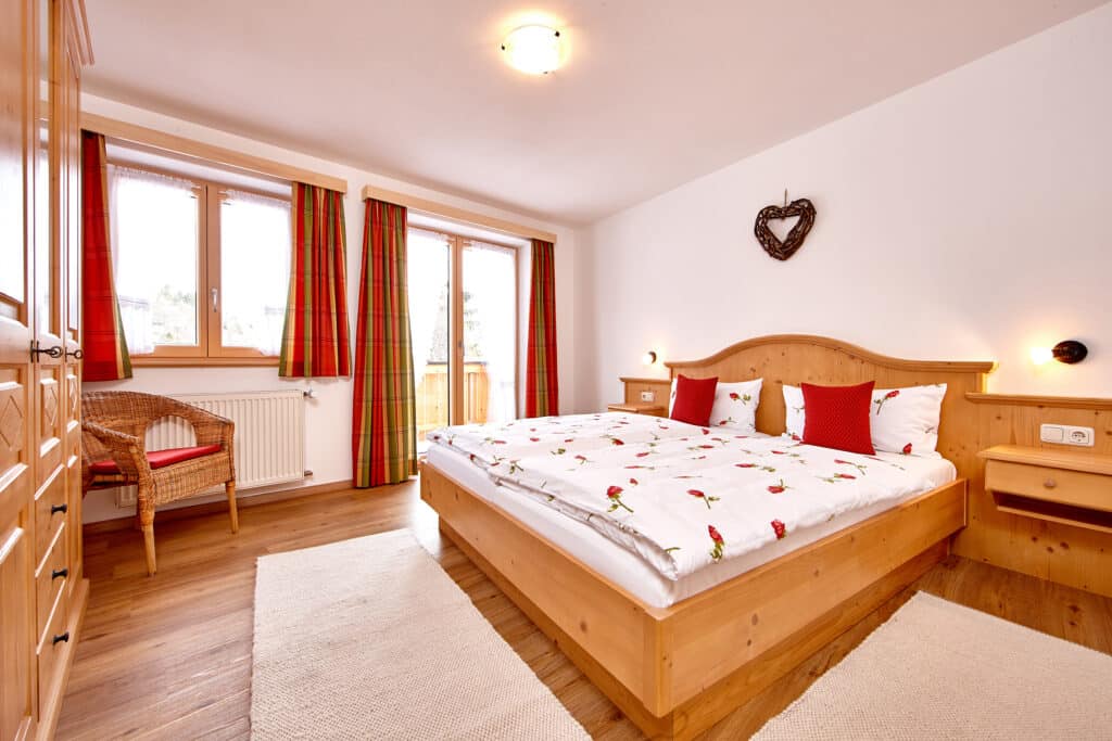 92_Großzügiges Schlafzimmer im Landhaus Bergliebe
