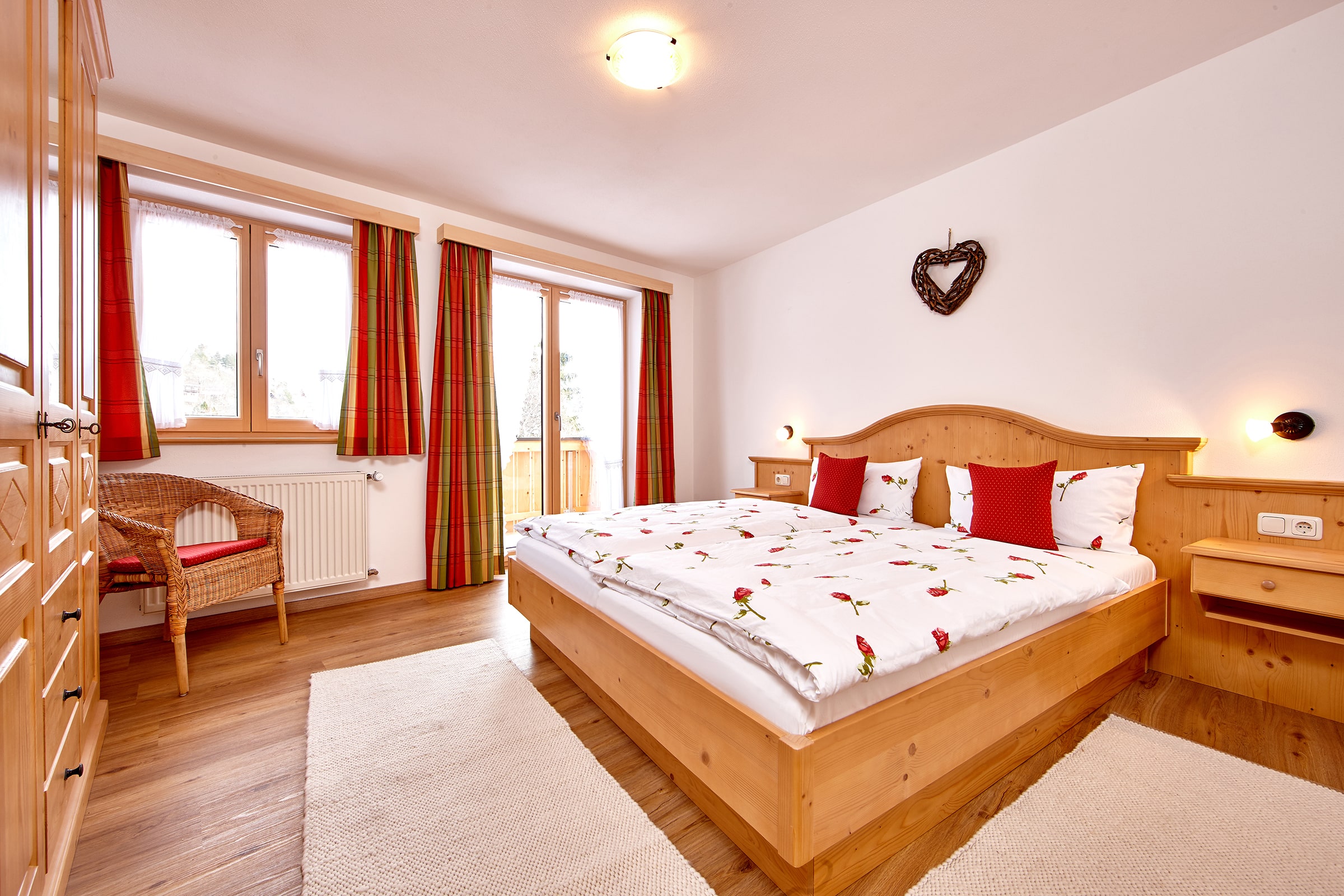 Großzügiges Schlafzimmer im Landhaus Bergliebe Großzügiges Schlafzimmer im Landhaus Bergliebe